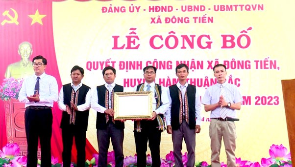 Xã Đông Tiến, huyện Hàm Thuận Bắc vinh dự đón nhận Quyết định đạt chuẩn NTM. Xã Đông Tiến, huyện Hàm Thuận Bắc vinh dự đón nhận Quyết định đạt chuẩn NTM.