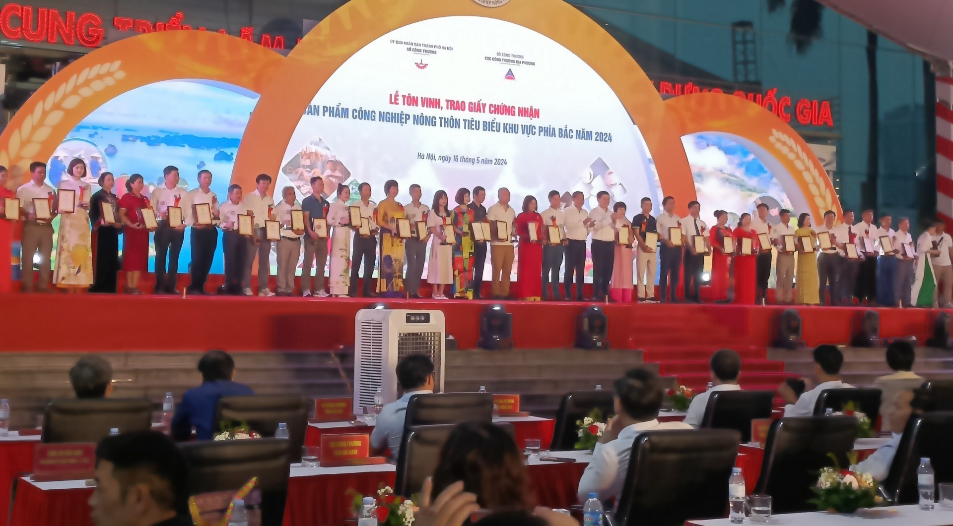 Ban Tổ chức tôn vinh và trao giấy chứng nhận sản phẩm công nghiệp nông thôn tiêu biểu khu vực phía bắc cho các đơn vị.