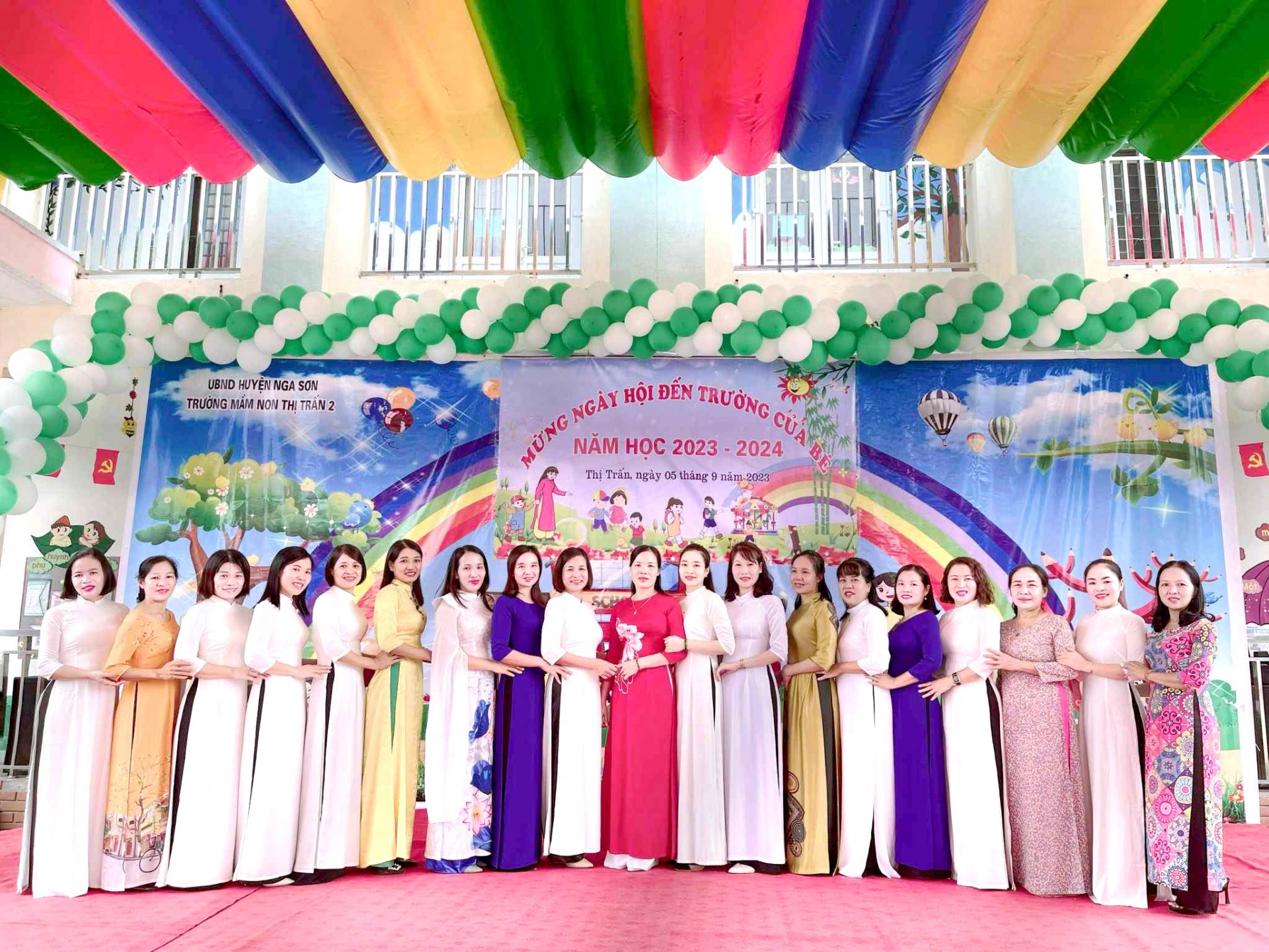 Cán bộ quản lý, giáo viên, công nhân viên trong ngày hội đón trẻ đến trường Cán bộ quản lý, giáo viên, công nhân viên trong ngày hội đón trẻ đến trường