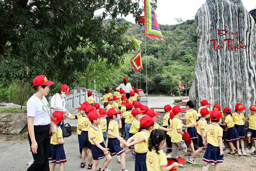 Cô và trò trường mầm non thị trấn 2 Nga Sơn tham quan động Từ Thức Cô và trò trường mầm non thị trấn 2 Nga Sơn tham quan động Từ Thức