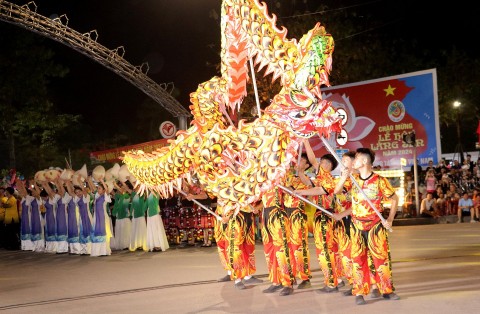 le hoi quang dien duong pho que huong mua sen no