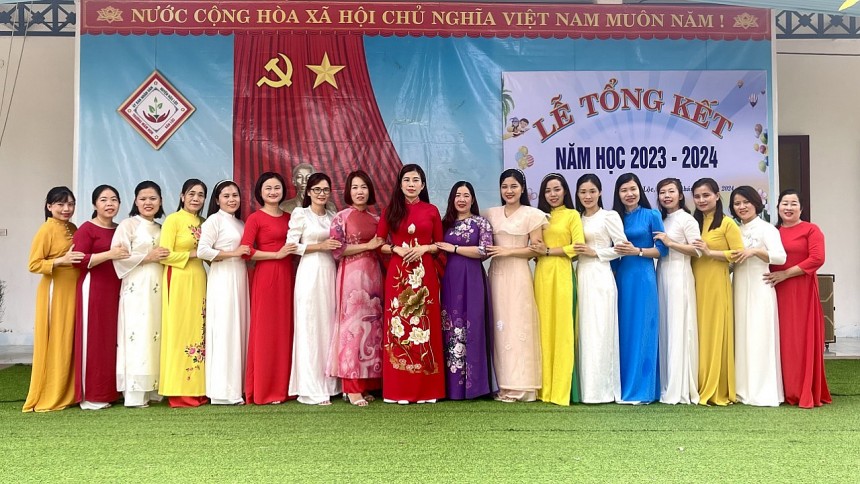 Tập thể cán bộ quản lý, giáo viên trong lễ tổng kết năm học 