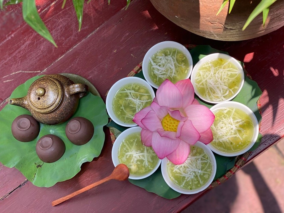 Mùa hoa sen đến làng cổ Đường Lâm thưởng thức cỗ sen ngày hạ Mùa hoa sen đến làng cổ Đường Lâm thưởng thức cỗ sen ngày hạ