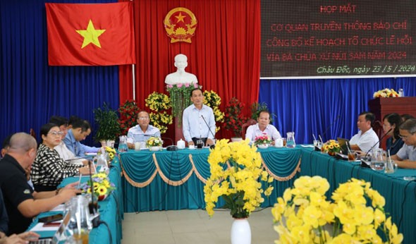 Ông Trần Quốc Tuấn, Phó Chủ tịch Thường trực UBND TP Châu Đốc, phát biểu tại buổi họp báo