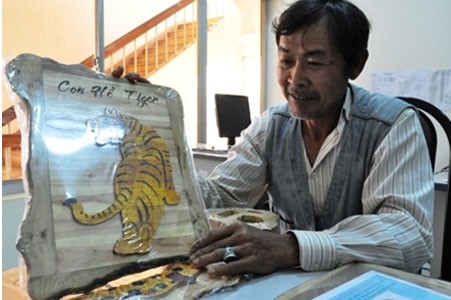 Trò chơi lego với tạo hình con hổ được viết bằng tiếng Anh và tiếng Việt Trò chơi lego với tạo hình con hổ được viết bằng tiếng Anh và tiếng Việt