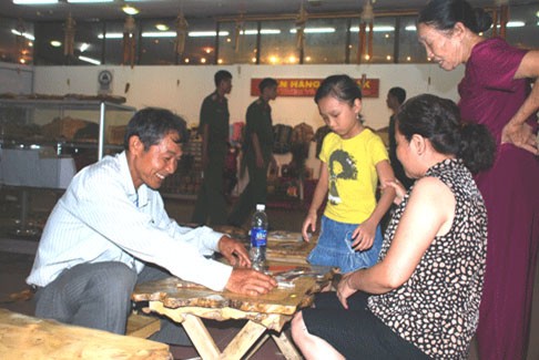 Bàn ghế được làm từ cây cà phê Bàn ghế được làm từ cây cà phê