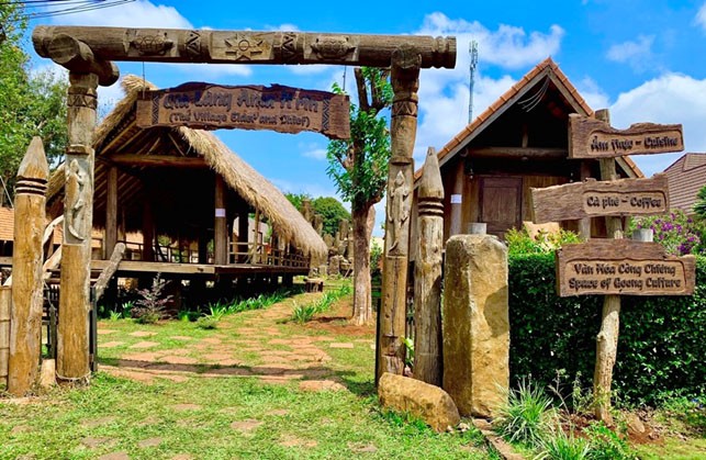 Giữa phố thị sầm uất vẫn còn một ngôi làng bản địa lưu giữ được nét văn hóa của đồng bào Ê-Đê. Giữa phố thị sầm uất vẫn còn một ngôi làng bản địa lưu giữ được nét văn hóa của đồng bào Ê-Đê.