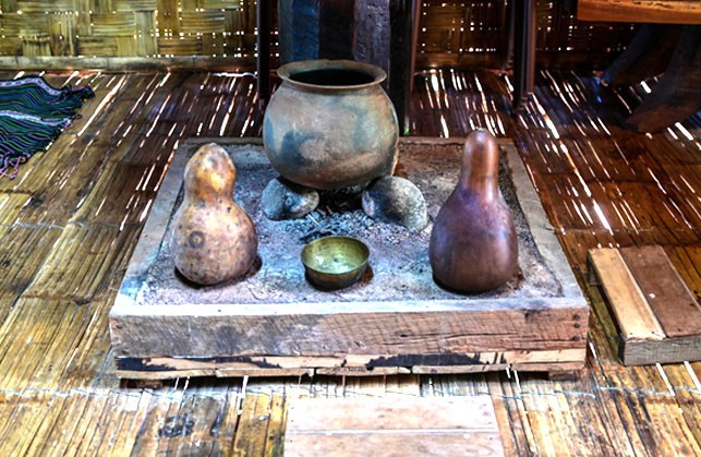 Những vật dụng truyền thống của người Ê Đê được trang trí trong các ngôi nhà sàn. Những vật dụng truyền thống của người Ê Đê được trang trí trong các ngôi nhà sàn.