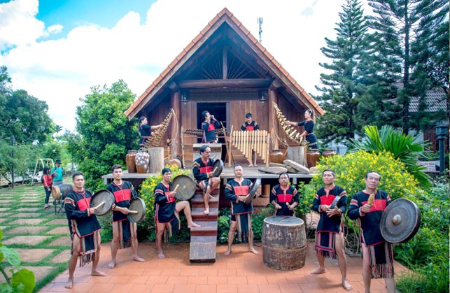 Các chàng trai, cô gái Ê Đê ở buôn Ako Dhông trong trang phục truyền thống.  Các chàng trai, cô gái Ê Đê ở buôn Ako Dhông trong trang phục truyền thống.