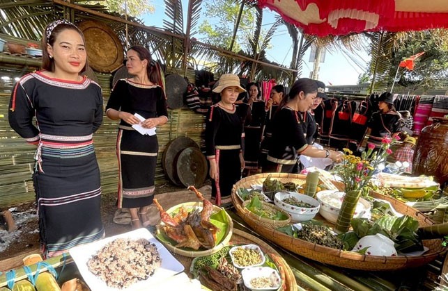 Khi tới buôn Akô Dhông du khách ngoài trải nghiệm văn hóa, cuộc sống của người dân còn có thể thưởng thức những món ăn đặc trưng của người đồng bào Ê Đê . Khi tới buôn Akô Dhông du khách ngoài trải nghiệm văn hóa, cuộc sống của người dân còn có thể thưởng thức những món ăn đặc trưng của người đồng bào Ê Đê .