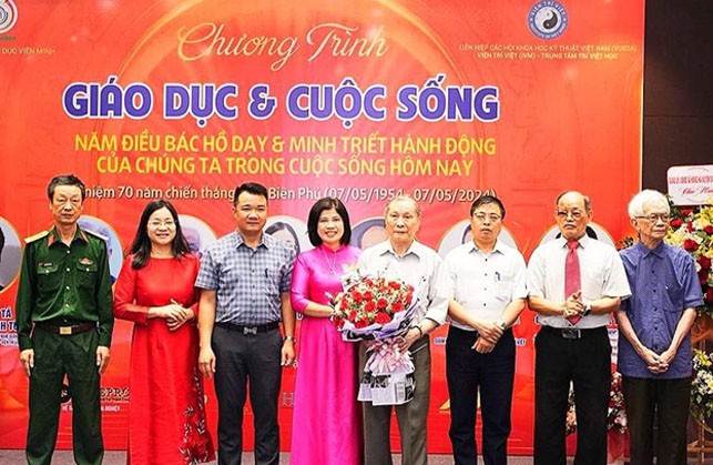 TS Ngô Thị Lý và các nhà khoa học,nhà nghiên cứu tại hội thảo “Giáo dục và cuộc sống “ TS Ngô Thị Lý và các nhà khoa học,nhà nghiên cứu tại hội thảo “Giáo dục và cuộc sống “