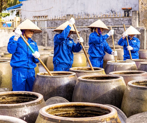  Trải bao công đoạn mới cho ra những dòng nước mắm tinh chất thơm ngon.