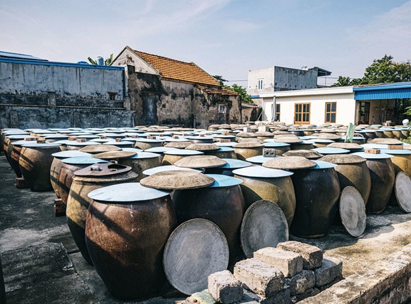 Trời nắng, các ang mắm sẽ được mở nắp để phơi. Nắng càng to  thì mắm càng thơm ngon. 