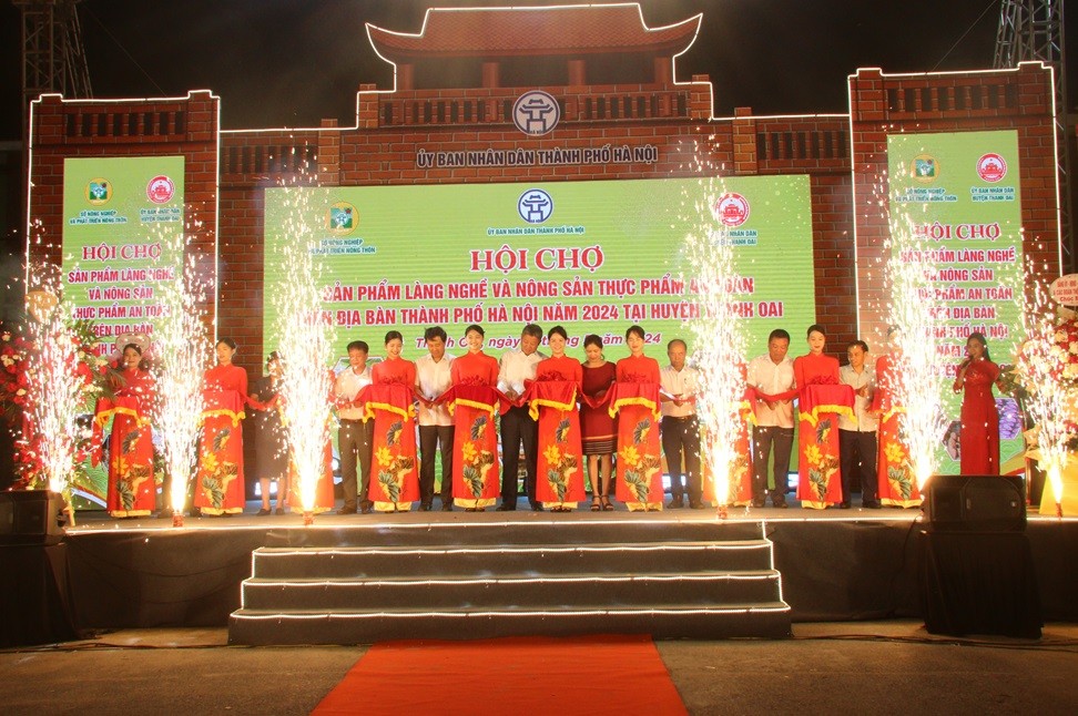 Lãnh đạo Thành phố, huyện Thanh Oai, Sở Nông nghiệp và PTNT cắt băng khai mạc Hội chợ