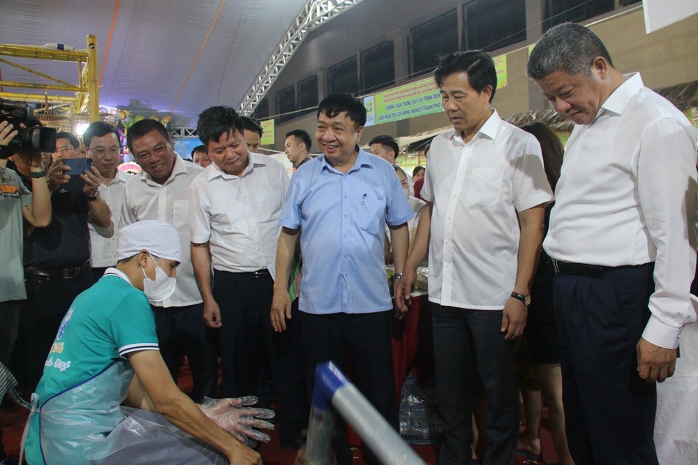 Hội chợ sản phẩm làng nghề và nông sản thực phẩm an toàn trên địa bàn thành phố Hà Nội năm 2024 chính thức khai mạc tại huyện Thanh Oai