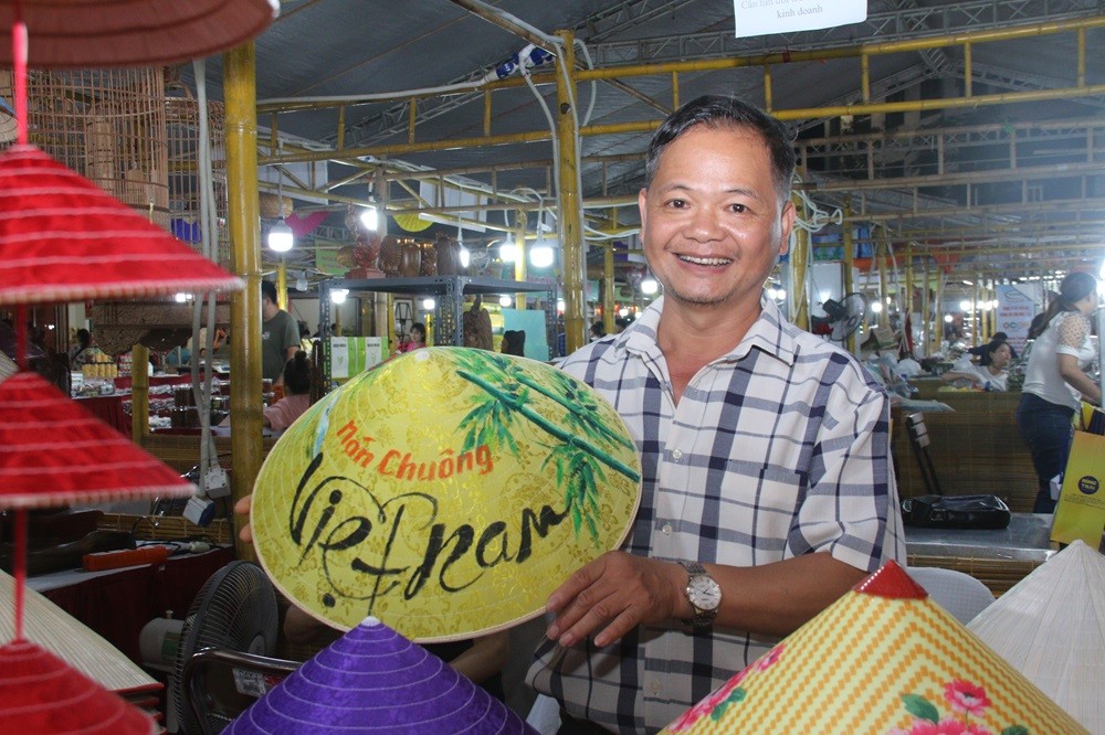 Làng nón Chuông tọa lạc tại xã Quốc Trung huyện Thanh Oai cách trung tâm thủ đô Hà Nội khoảng 30 km. Làng Chuông thường được biết với tên gọi khác là làng nón lá Thanh Oai 