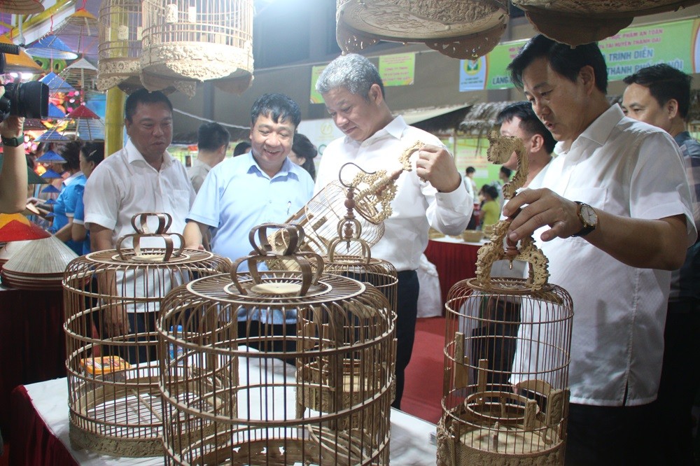 Hội chợ sản phẩm làng nghề và nông sản thực phẩm an toàn trên địa bàn thành phố Hà Nội năm 2024 chính thức khai mạc  tại huyện Thanh Oai
