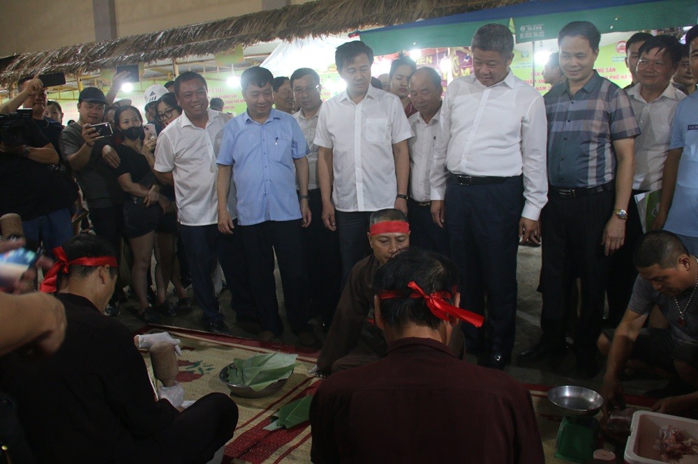 Hội chợ sản phẩm làng nghề và nông sản thực phẩm an toàn trên địa bàn thành phố Hà Nội năm 2024 chính thức khai mạc  tại huyện Thanh Oai