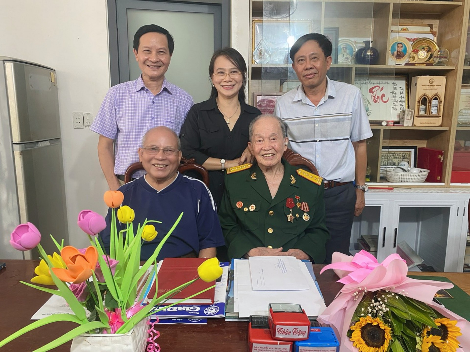 Tạp chí Làng nghề Việt Nam thăm hỏi, tặng quà các cựu chiến binh Tạp chí Làng nghề Việt Nam thăm hỏi, tặng quà các cựu chiến binh