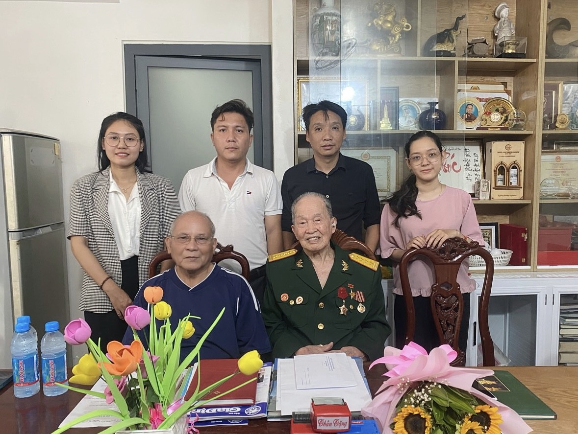 Tạp chí Làng nghề Việt Nam thăm hỏi, tặng quà các cựu chiến binh Tạp chí Làng nghề Việt Nam thăm hỏi, tặng quà các cựu chiến binh