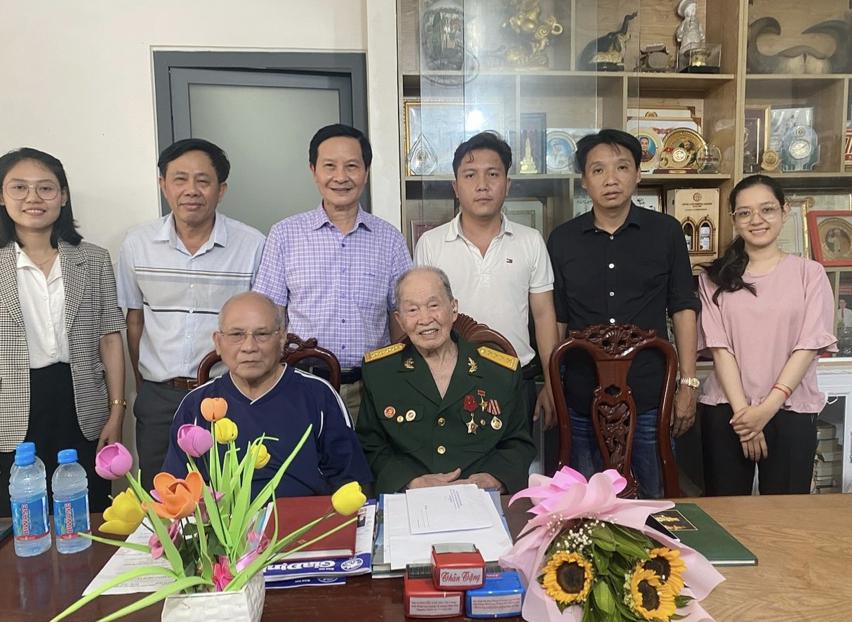 Tạp chí Làng nghề Việt Nam thăm hỏi, tặng quà các cựu chiến binh