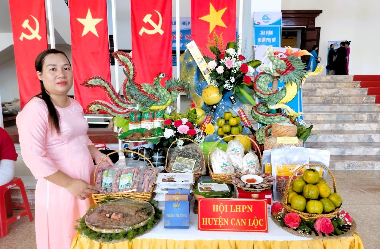 Chị Võ Thị Hoài đưa nem chua, giò me Hoài Võ tham gia các chương trình để giới thiệu, quảng bá sản phẩm. Chị Võ Thị Hoài đưa nem chua, giò me Hoài Võ tham gia các chương trình để giới thiệu, quảng bá sản phẩm.