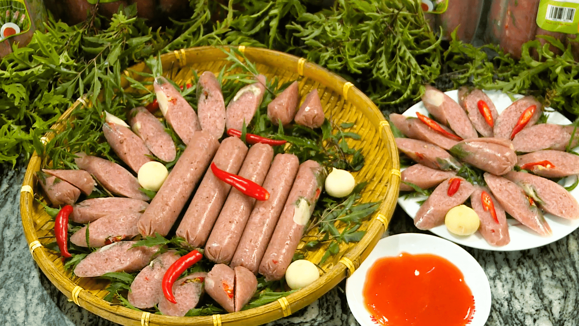 Nữ nhân viên y tế khởi nghiệp làm nem chua, giò me đạt chuẩn OCOP Nữ nhân viên y tế khởi nghiệp làm nem chua, giò me đạt chuẩn OCOP