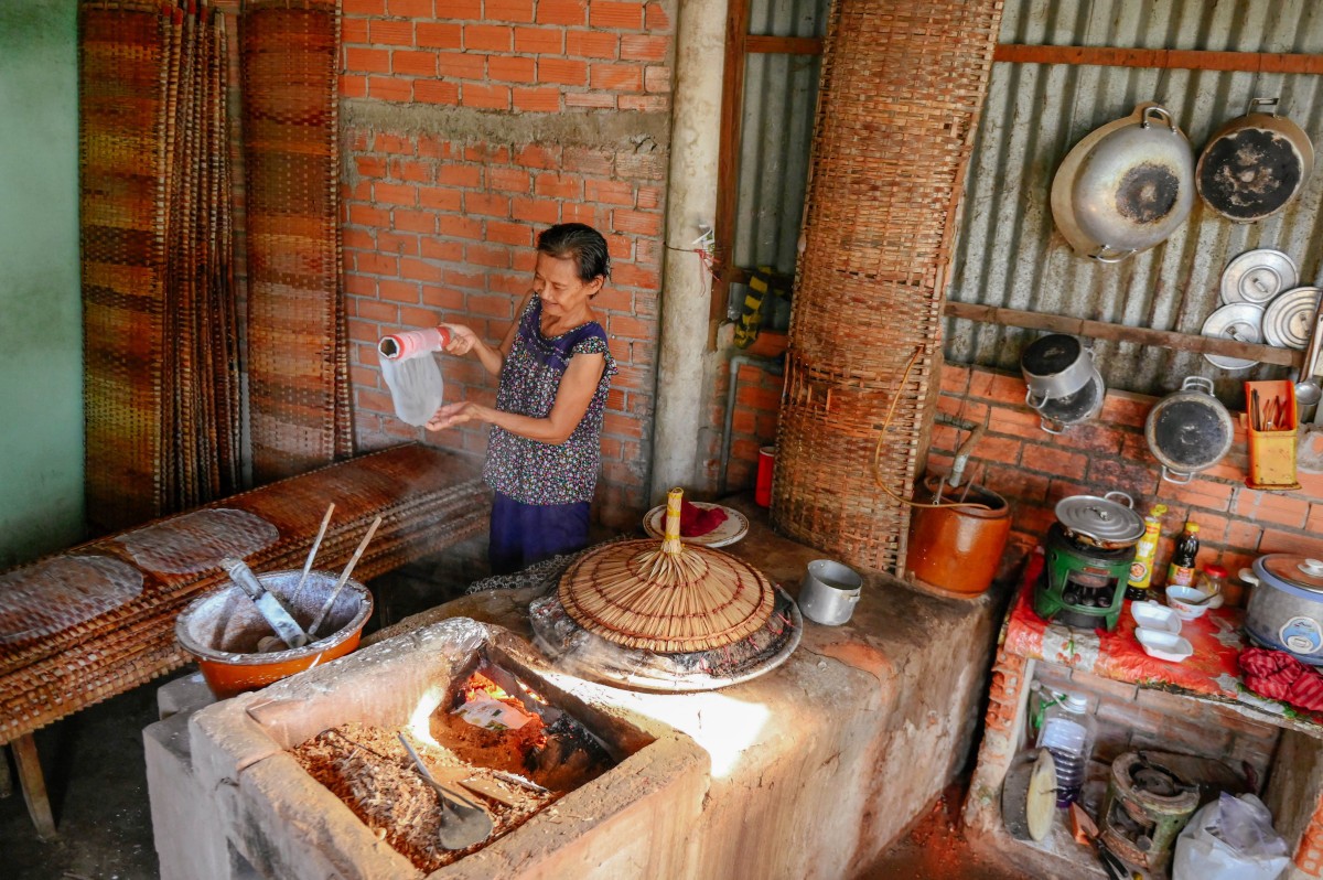 Hơn 100 năm trước, làng nghề bánh tráng Nhơn Hòa đã nức tiếng, vang danh khắp Nam Bộ bởi sản phẩm bánh tráng Nhơn Hòa thơm ngon, đậm đà mang hương vị quê hương