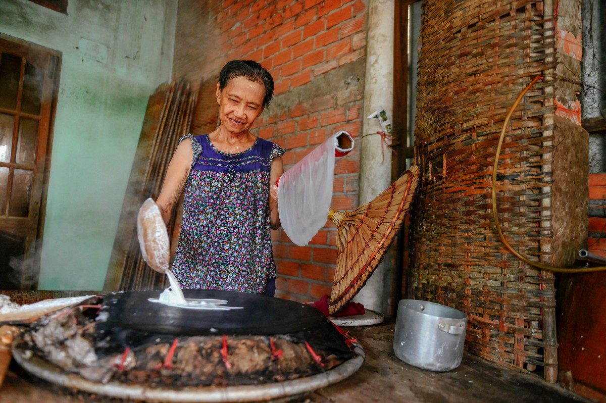  Bánh tráng Nhơn Hòa được làm theo cách truyền thống với bí quyết làm bột, cách pha bột, trộn gia vị nên có được hương thơm, vị đậm đà, dẻo rất riêng biệt