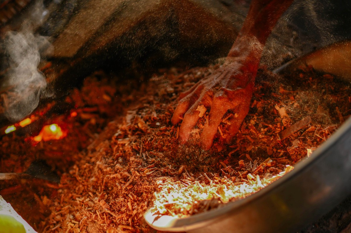 Theo bà Huệ, trước đây, nguyên liệu chụm lửa thường dùng vỏ trấu nhưng nay giá vỏ trấu cao nên các gia đình chuyển sang thay thế bằng mạt cưa hoặc củi dừa để giảm một phần chi phí