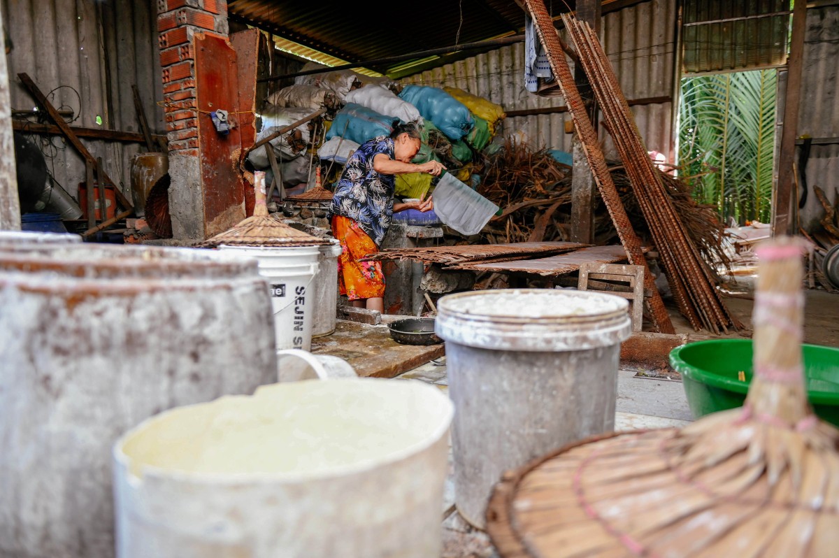 Trước khi xay bột, gạo phải được ngâm trong khoảng 1 ngày rồi vớt ra để ráo nước mới đem đi xay thành bột mịn