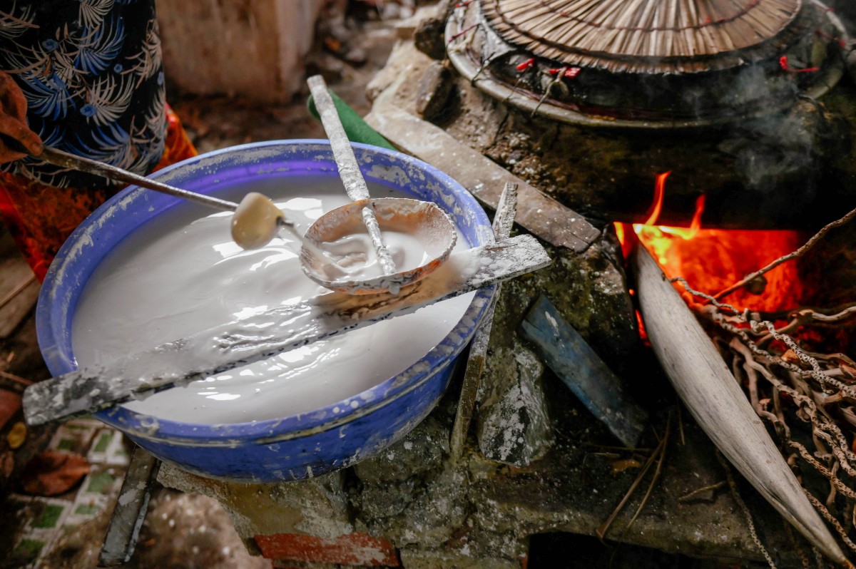  Sau đó, bột được đem đi lọc hết nước chua rồi lấy bột pha với nước bảo đảm có độ loãng vừa phải. Theo kinh nghiệm, trước khi tráng bánh, bột sẽ được pha thêm một ít muối để bánh có vị đậm đà