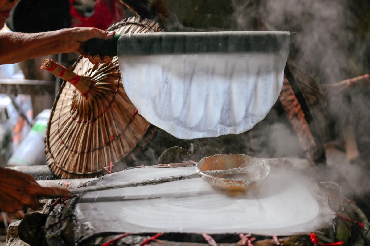 Bánh được những người thợ tráng trên mặt vải căng trên chảo nước sôi. Khi tráng bánh lửa không được lớn, phải để liu riu