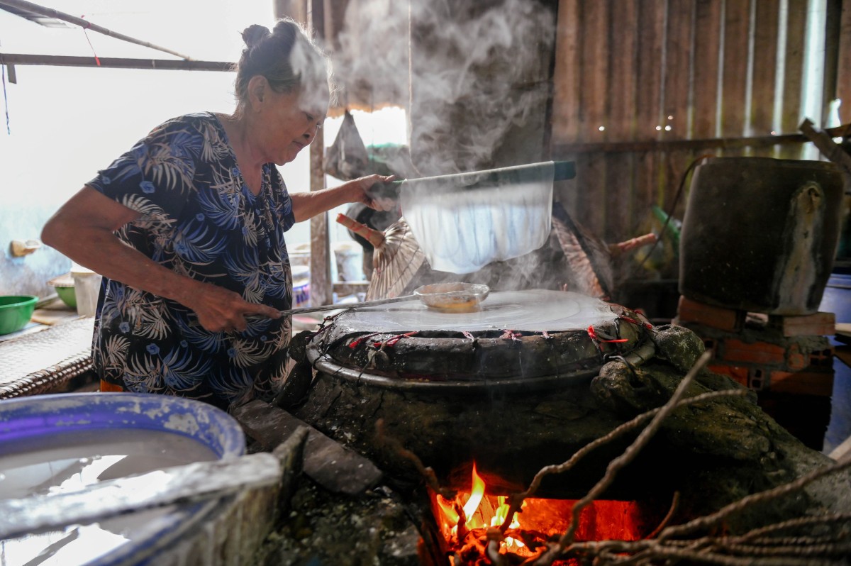  Đôi tay người thợ tráng bánh phải nhanh, đều thì bánh mới tròn,mỏng và đẹp mắt