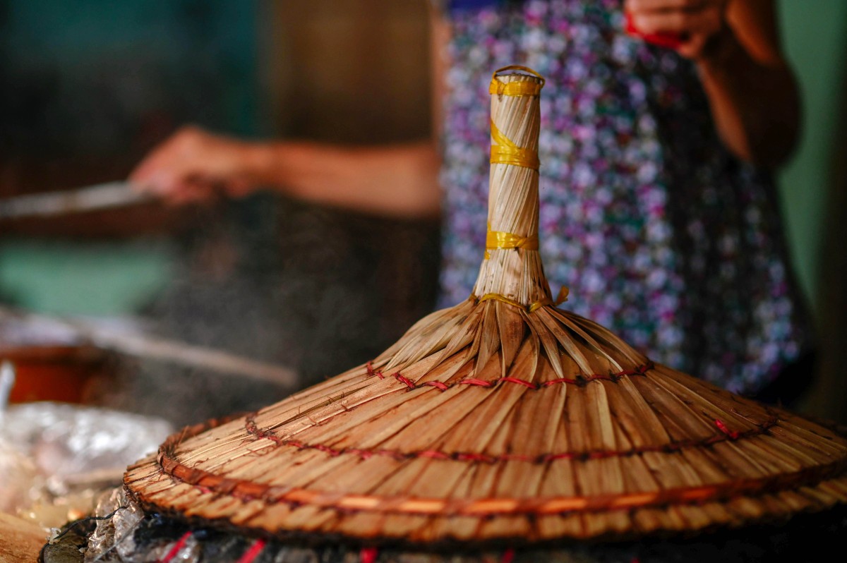 Sau khi tráng, bánh được hấp khoảng 20 giây và được đậy bằng nắp lá dừa do chính nghệ nhân Nhơn Hòa sáng chế