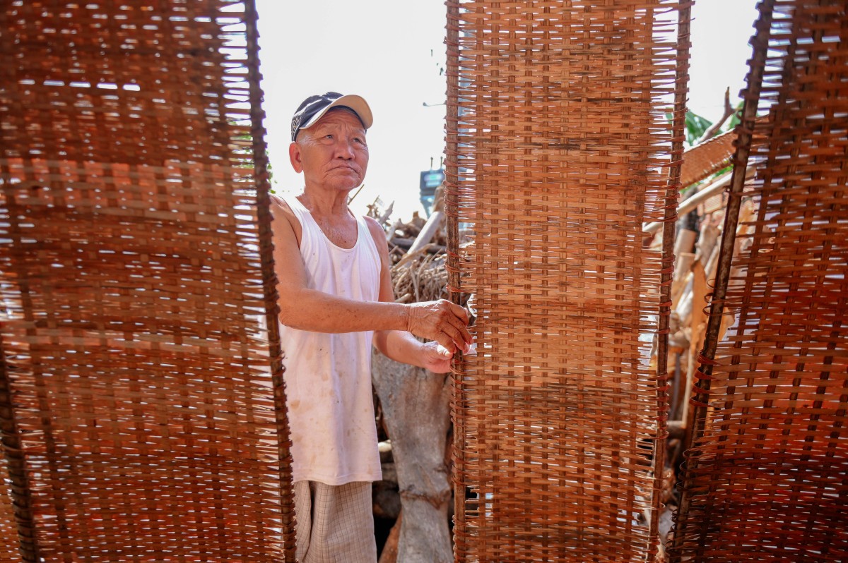 Mỗi tấm phên xếp đầy bánh được đem đi phơi nắng. Với nắng to chỉ cần phơi khoảng 20 phút. Sau đó, đem bánh vào chỗ mát, đến chiều tối tiếp tục mang ra phơi sương rồi mới gỡ bánh