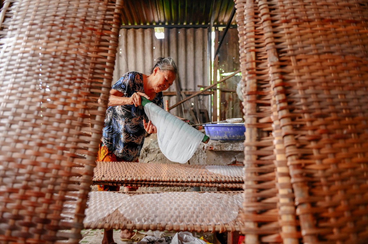 Bà Nguyễn Thị Hồ Điểu năm nay 71 tuổi đã có gần 50 năm theo nghề làm bánh tráng truyền thống