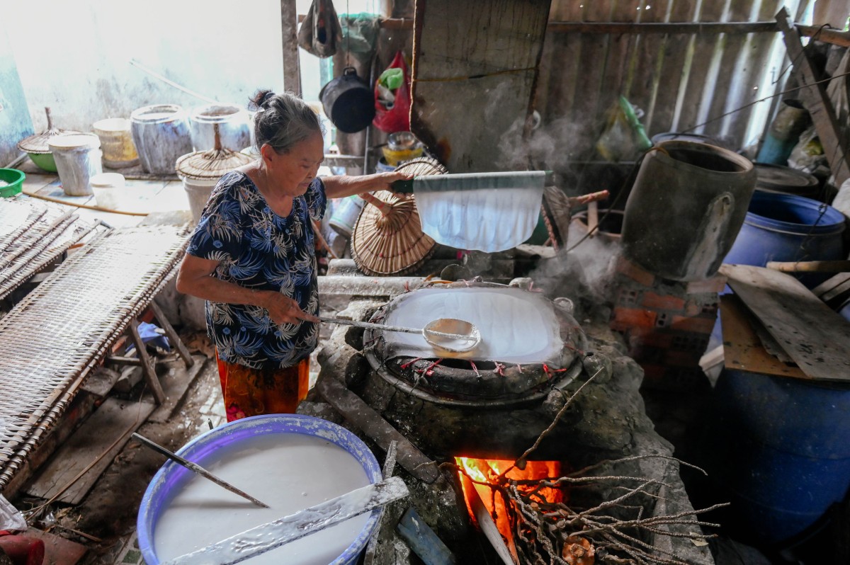Theo bà Điểu, bánh tráng Nhơn Hòa khác với các loại bánh tráng của các địa phương khác bởi bí quyết riêng của làng nghề nhất là cách pha bột