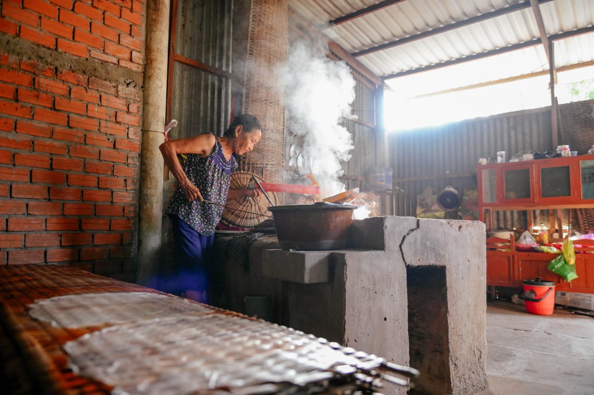 Thời điểm hoàng kim, tại làng nghề có khoảng hơn 100 lò bánh tráng. Tuy nhiên, đến nay, số lượng các hộ còn giữ nghề giảm rất nhiều. Hiện tại 2 ấp Nhơn Hòa 1 và Nhơn Hòa 2 chỉ còn khoảng hơn 10 lò hoạt động