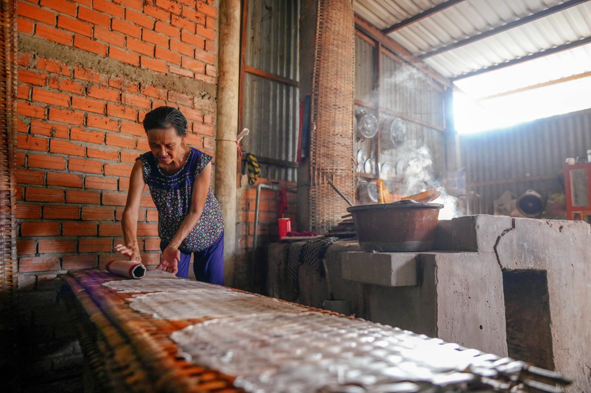 Theo những người gắn bó với nghề, hiện nay, nguyên liệu đầu vào, nhân công cao trong khi giá thành 1kg bánh tráng vẫn chưa đầy 30 ngàn đồng nên nhiều hộ không còn gắn bó với nghề