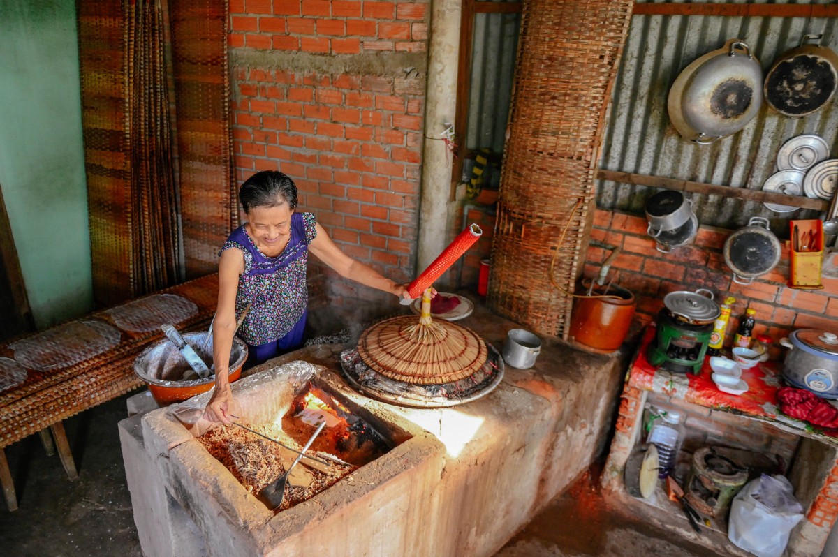 Bên cạnh đó, với các lò bánh thủ công, tuy chất lượng tốt nhưng sản phẩm làm ra ít. Trung bình 1 người thợ giỏi, 1 ngày chỉ có thể tráng được trên dưới 500 chiếc bánh, thu nhập chưa đạt 100 ngàn đồng. Ngoài ra, hiện nay, một số hộ đầu tư dây chuyền máy móc cho năng suất gấp 10 lần lò truyền thống nên nghề tráng bánh thủ công cũng dần mai một, chỉ còn những hộ yêu nghề mới gắn bó