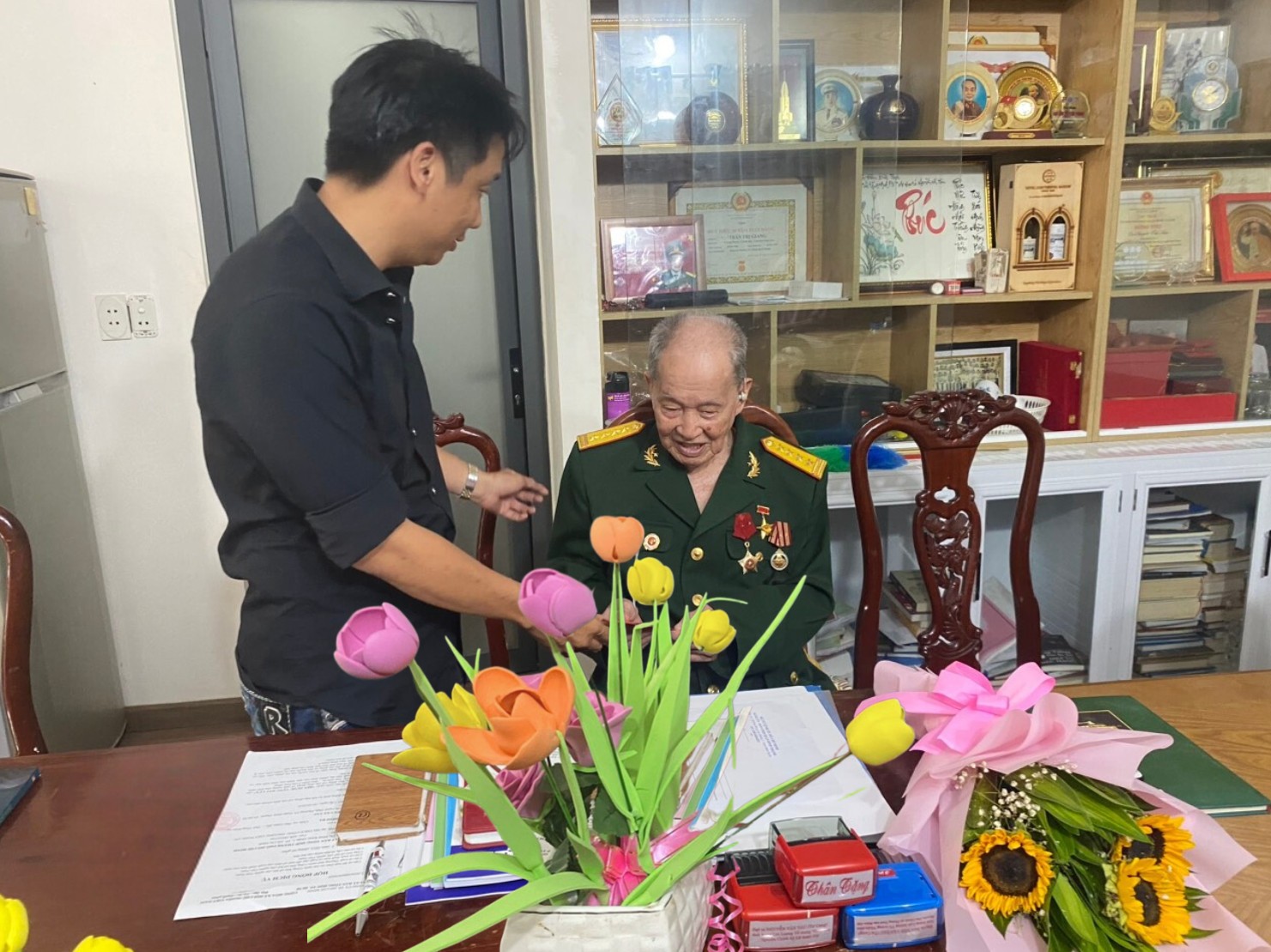 Tạp chí Làng nghề Việt Nam thăm hỏi, tặng quà các cựu chiến binh Tạp chí Làng nghề Việt Nam thăm hỏi, tặng quà các cựu chiến binh