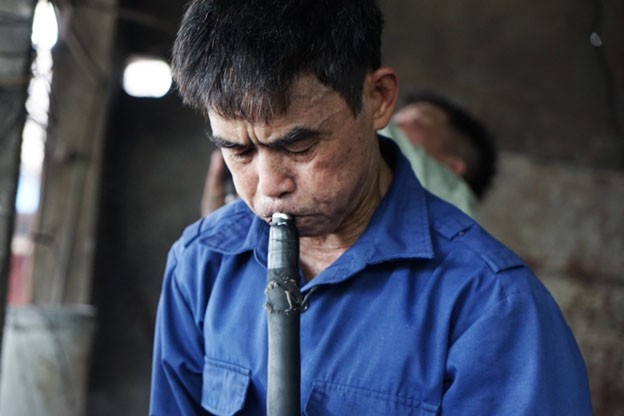 Khối thủy tinh nóng chảy sẽ được người thợ thổi hơi làm giãn nở theo hình dáng chiếc cốc. Khối thủy tinh nóng chảy sẽ được người thợ thổi hơi làm giãn nở theo hình dáng chiếc cốc.