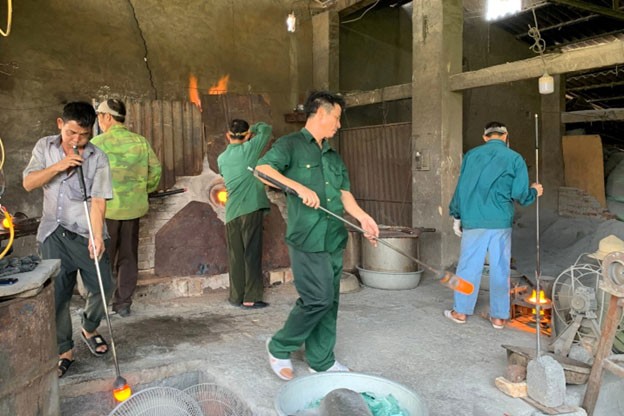 Để sản xuất cốc thủy tinh được hiệu quả cần có 5 thợ thổi hơi tạo dáng cốc, 1 thợ cắt miệng cốc, 1 thợ ủ tro để cốc nguội từ từ. Để sản xuất cốc thủy tinh được hiệu quả cần có 5 thợ thổi hơi tạo dáng cốc, 1 thợ cắt miệng cốc, 1 thợ ủ tro để cốc nguội từ từ.