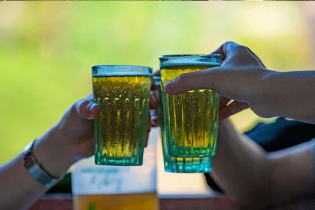 Những cốc bia hơi huyền thoại này được tạo ra thì làng nghề thổi thủy tinh Xối Trì. Những cốc bia hơi huyền thoại này được tạo ra thì làng nghề thổi thủy tinh Xối Trì.