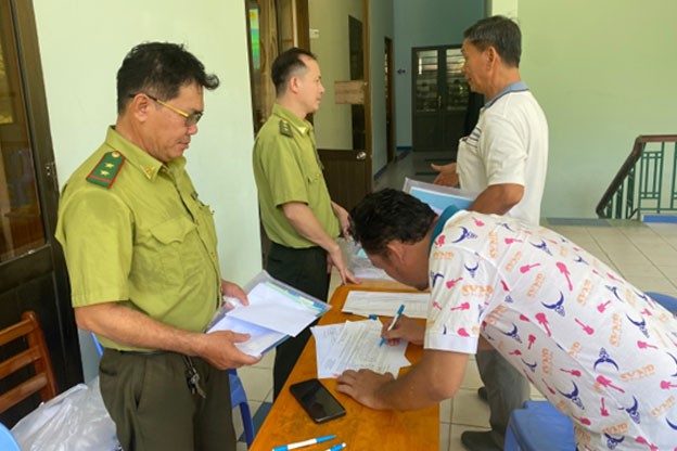 Ông Cầm Văn Tùng và ông Nguyễn Hoàng Hùng - Kiểm lâm viên thuộc trạm cứu hộ động vật hoang dã Thành phố