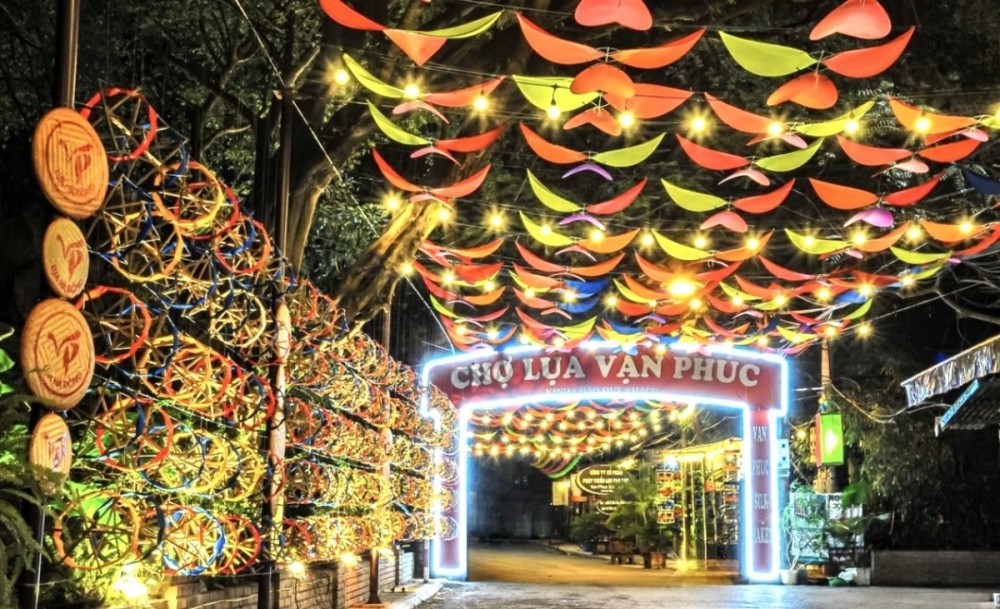 Không gian Tuần Văn hóa Du lịch và Thương mại làng nghề Vạn Phúc được trang trí vô cùng ấn tượng