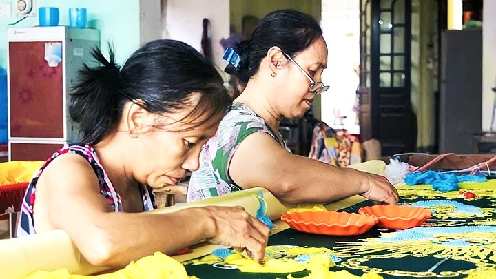 Nghệ nhân làng Đông Cứu, xã Dũng Tiến, huyện Thường Tín giữ nghề thêu long bào.