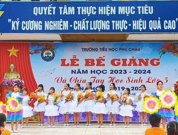Tiết mục văn nghệ của các cháu Trường Tiểu học Phú Châu Tiết mục văn nghệ của các cháu Trường Tiểu học Phú Châu