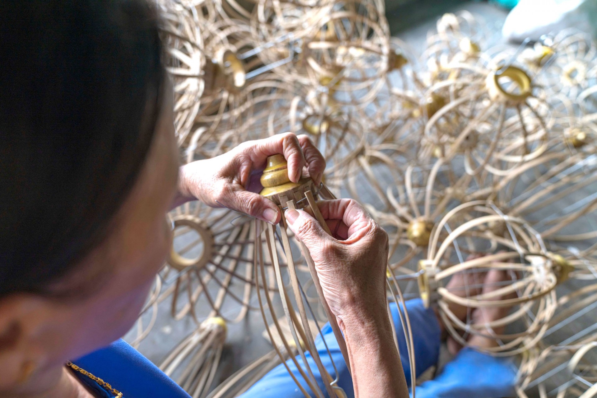 Nghệ nhân ở Hội An chế tác đèn lồng. chế tác đèn lồn Nghệ nhân ở Hội An chế tác đèn lồng. chế tác đèn lồn